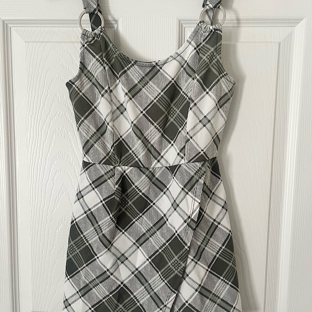 No boundaries women’s XS romper, olive and white plaid